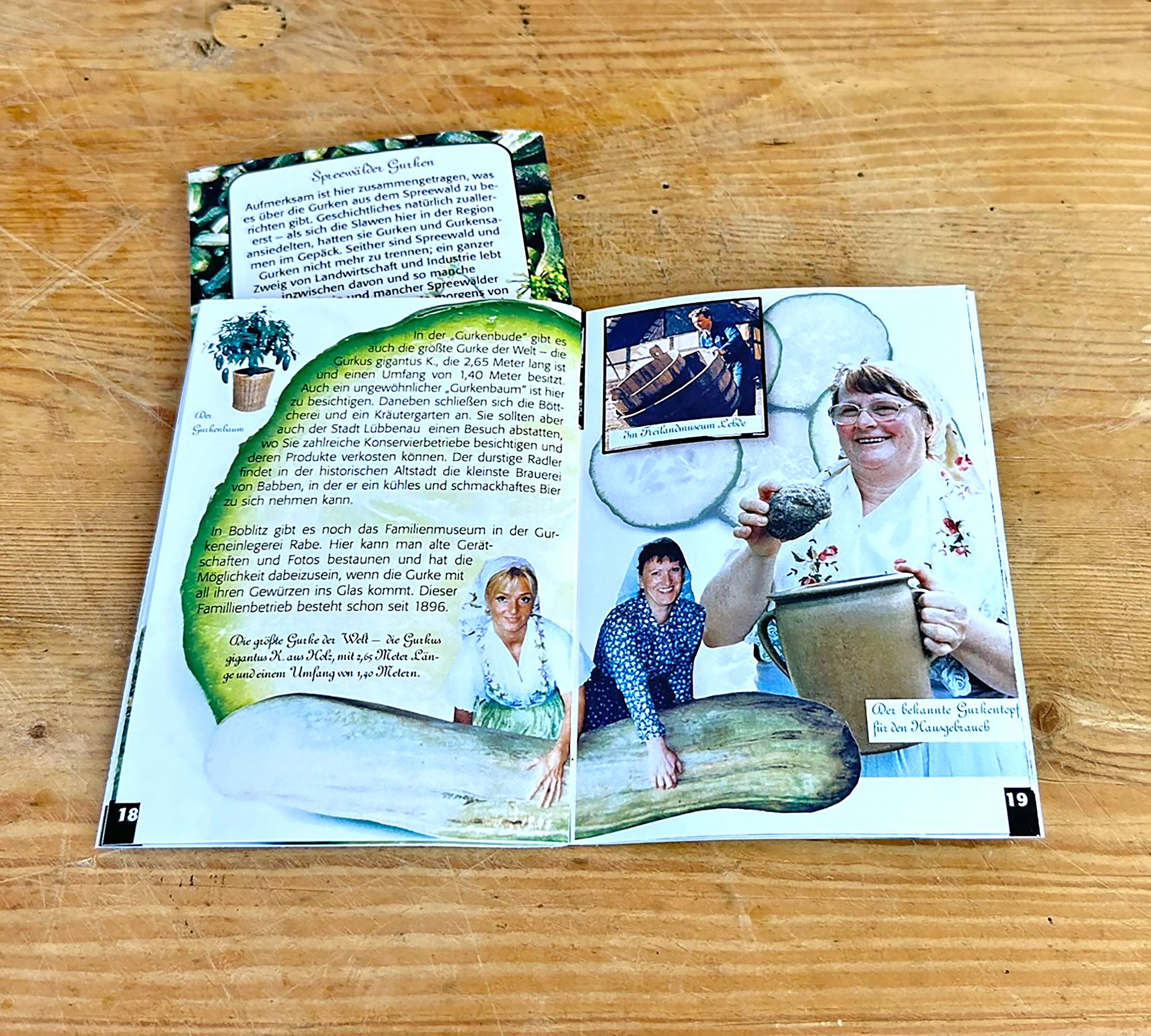 Spreewälder Gurkenbüchlein Innenseiten zeigen 3 Frauen in der Spreewaldtracht. Zwei FRauen halten eine Schälgurke. Eine dritte Frau hält einen Tontopf, in dem man Gurken einlegen kann.