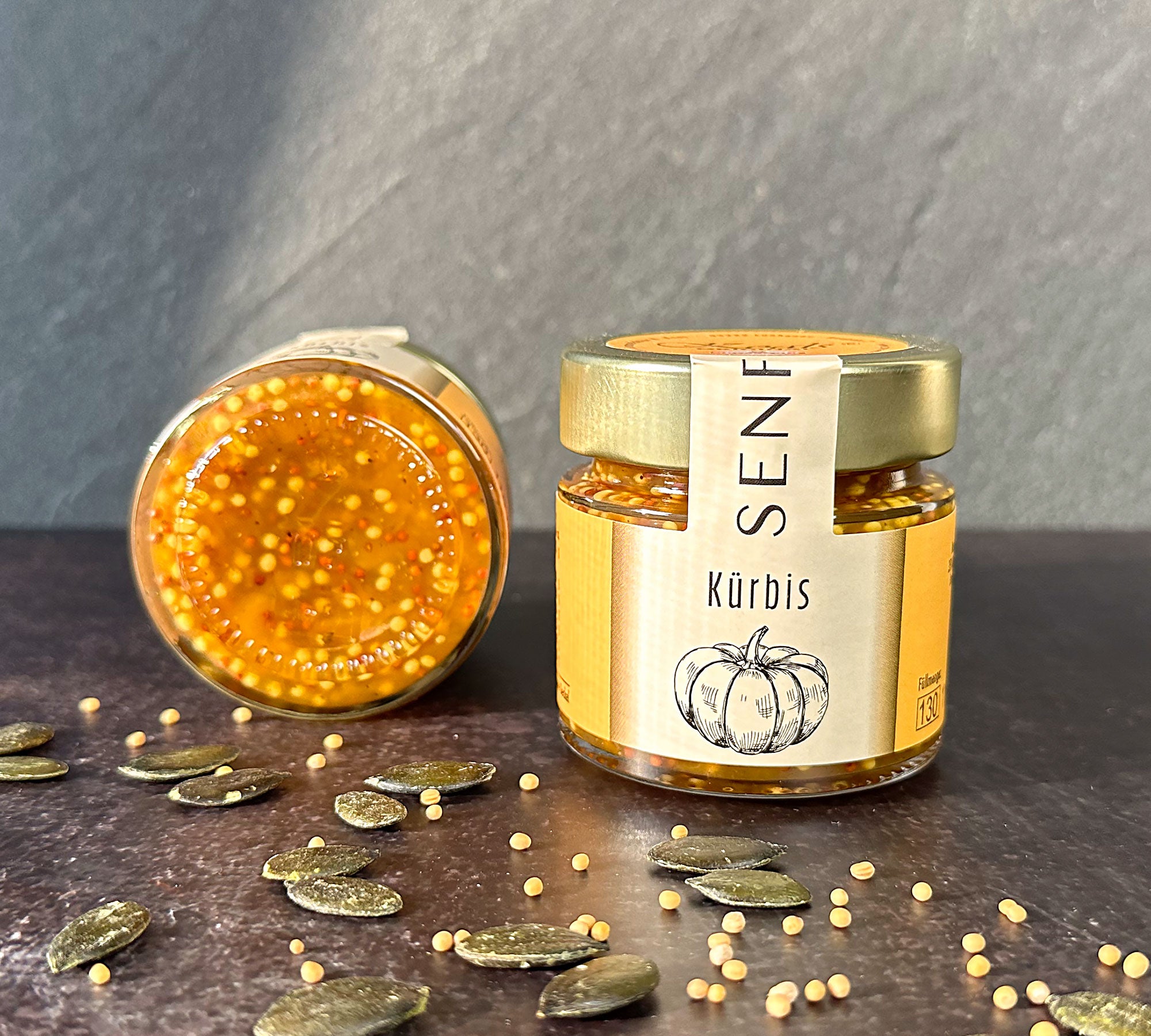 Kürbissenf mit Kürbiskernen und Senfkörnern