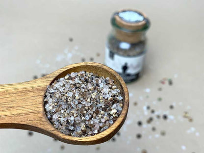 Salz- und Pfefferkörner im dreipfeffersalz