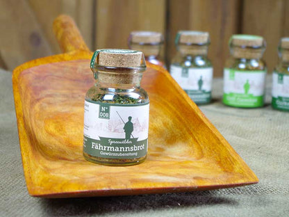 Fährmannsbrot Gewürzglas auf einem Kahnschippchen